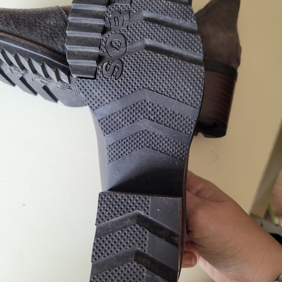 Like new Womens Sorel "Cate cut in and out" Waterproof boot - Picture 2 of 5